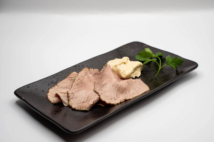 Carne affettata su piatto nero